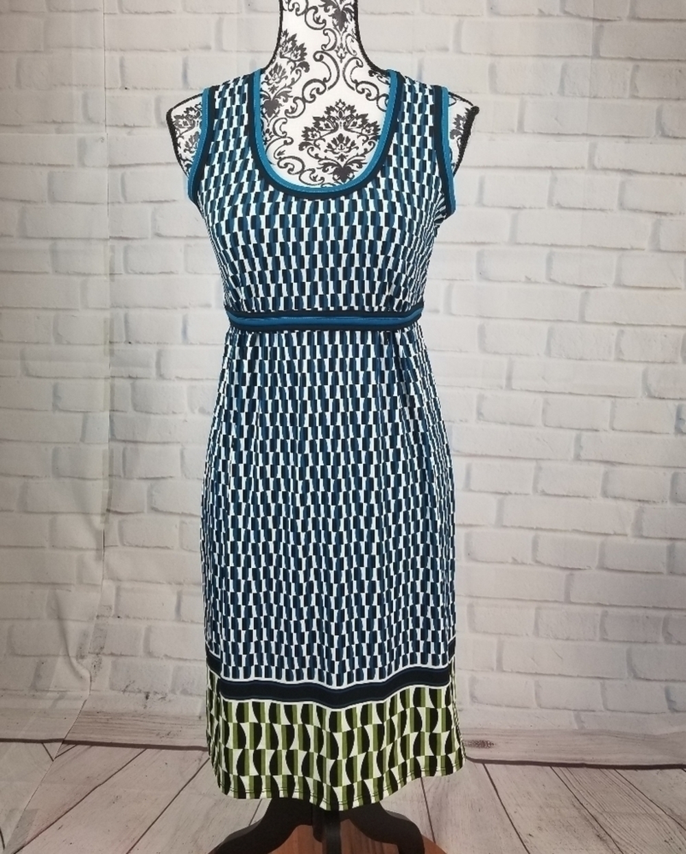 Maxi Studio size small sleeveless geo print dress